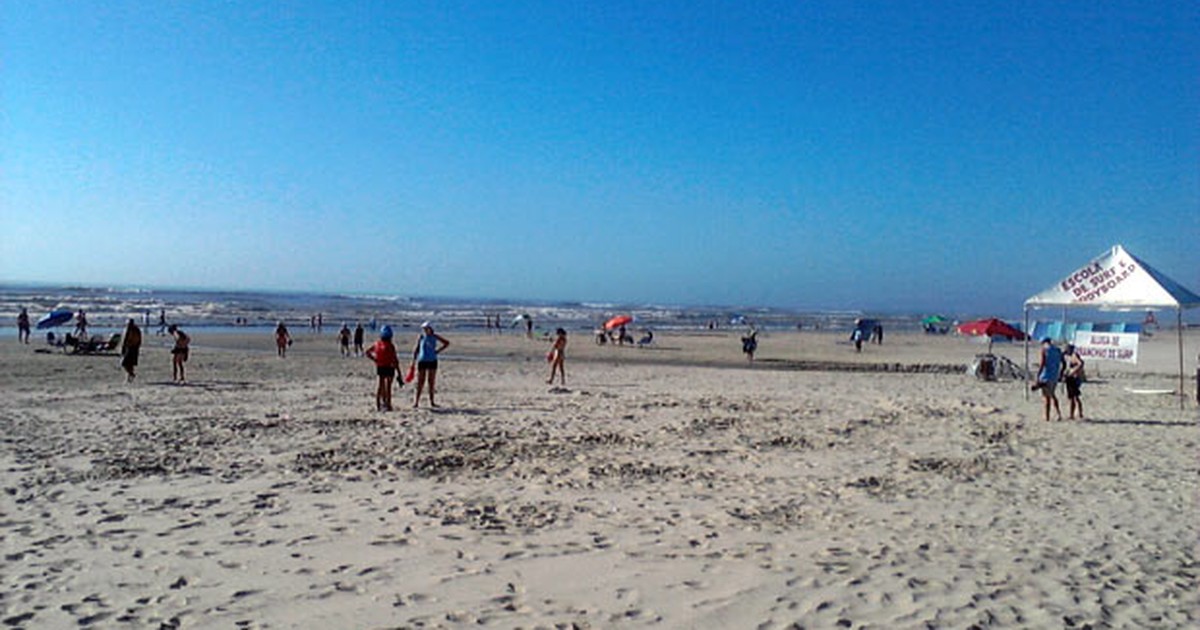 G1 - Sol e pouco vento animam turistas em Capão da Canoa, no litoral do ...