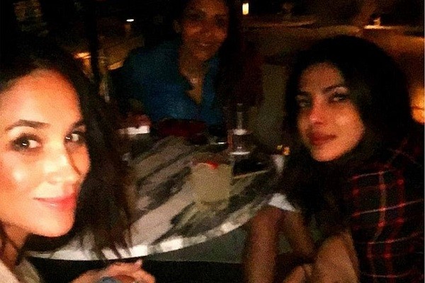 Meghan Markle e Priyanka Chopra em foto de uma noitada das duas amigas antes do início do relacionamento da atriz com o Príncipe Harry (Foto: Instagram)