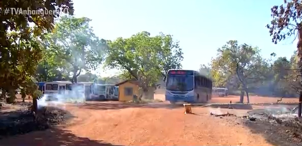 Ônibus precisaram ser retirados do local — Foto: TV Anhanguera/ Reprodução