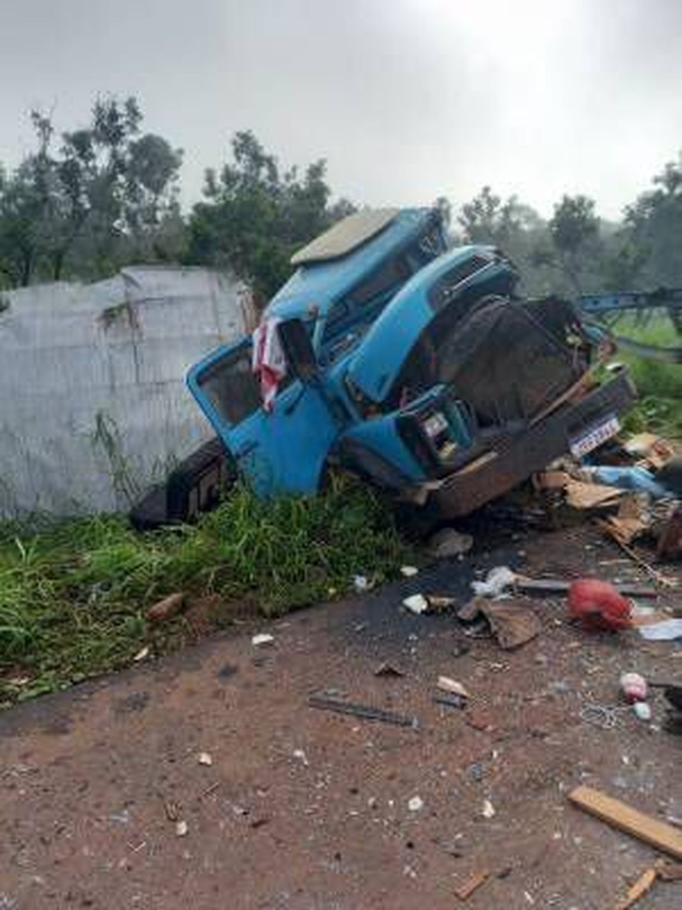 Caminhão ficou destruído após acidente em Rondônia — Foto: Redes Sociais/Reprodução