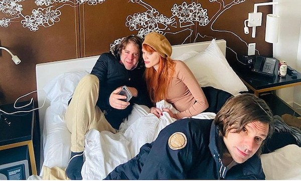 Ariel Pink com Alex Lee Moyer e John Maus na cama de um hotel de Washington após participarem do protesto pró-Trump que culminou na invasão do Capitólio (Foto: Instagram)