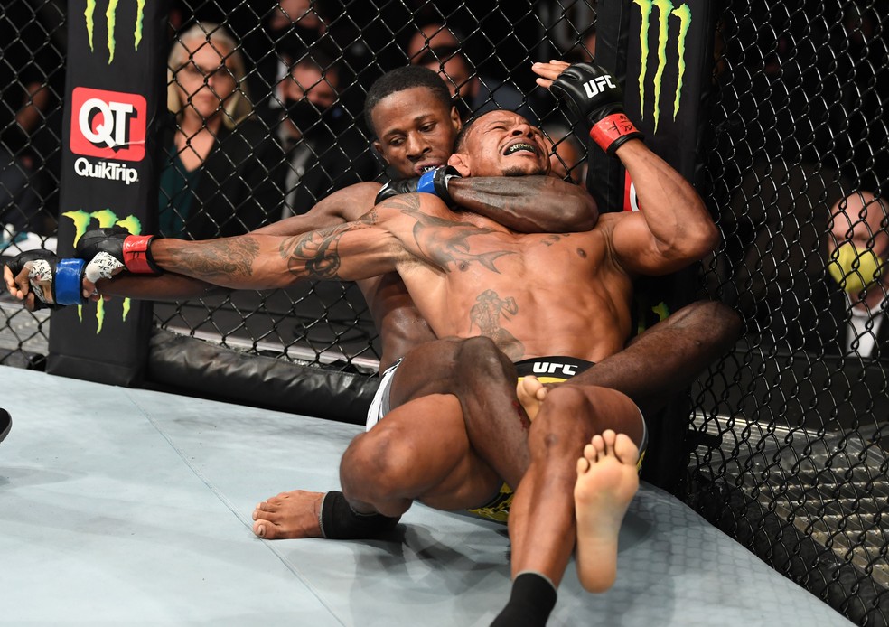 Randy Brown venceu Alex Cowboy por finalização aos 2m50s do R2 — Foto: Getty Images