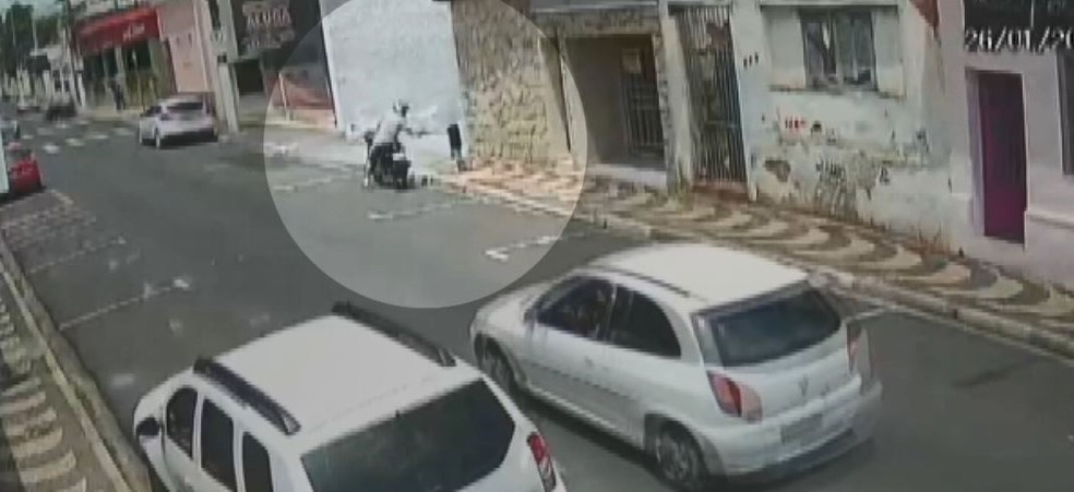 Criança tem celular roubado em Mogi Mirim — Foto: Reprodução/EPTV