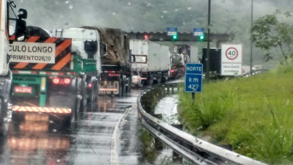 Pedágio da rodovia Régis Bittencourt, próximo ao quilômetro 427, tem tráfego congestionado. (Foto: Rinaldo Rori/G1)
