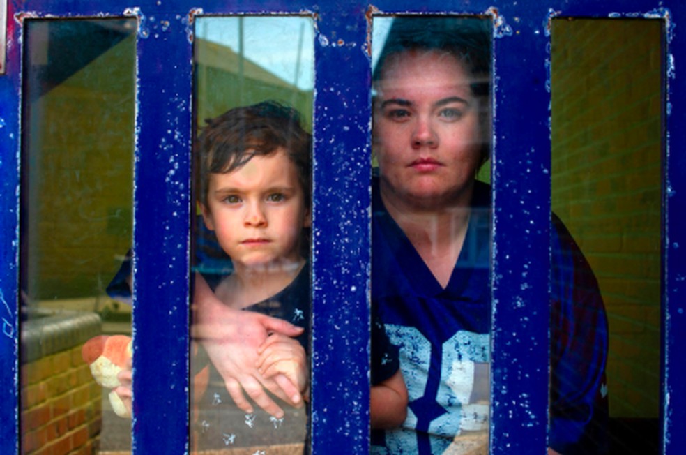'Amanda and Her Son Terrence', obra de Zak Waters mostra mãe e filho por trás da janela em meio a pandemia do novo coronavírus no Reino Unido — Foto: Reprodução/Zak Waters/National Portrait Gallery