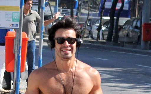 Sem camisa, Erom Cordeiro se exercita no Rio
