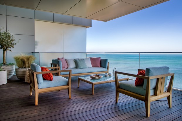 350 m² com vista para o mar azul e mix and match no décor  (Foto: FOTOS ANDRÉ NAZARETH  )