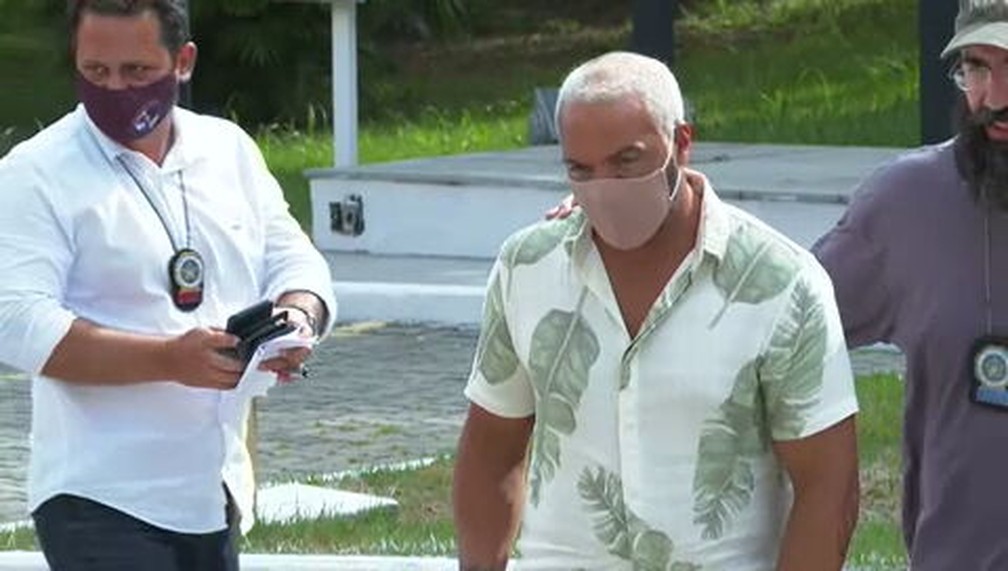 Cantor Belo no dia da prisão na Cidade da Polícia  — Foto: Reprodução/TV Globo