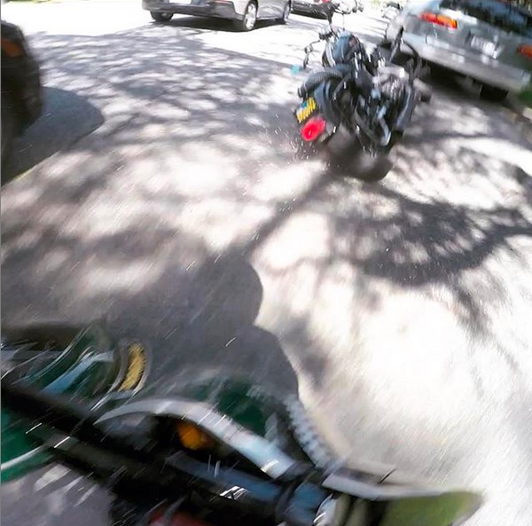 Um registro feito no instante no qual a moto do astro de reality show norte-americano Barry Weiss cai no chão (Foto: Instagram)