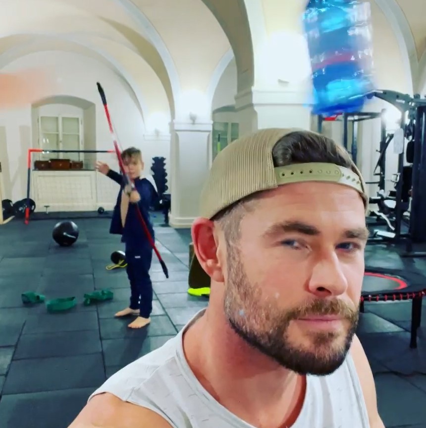 Chris Hemsworth posta vídeo raro com filho (Foto: Reprodução/ Instagram)