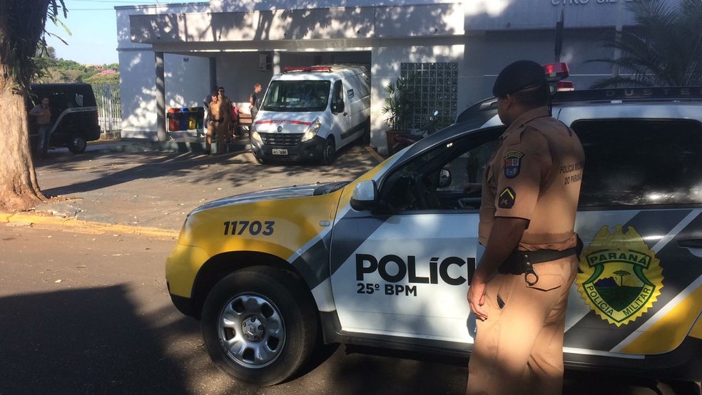 Um suspeito morreu e um policial ficou ferido depois de uma troca de tiros, em IporÃ£, nesta segunda-feira (16) (Foto: Vinicius Azevedo/Umuarama News)