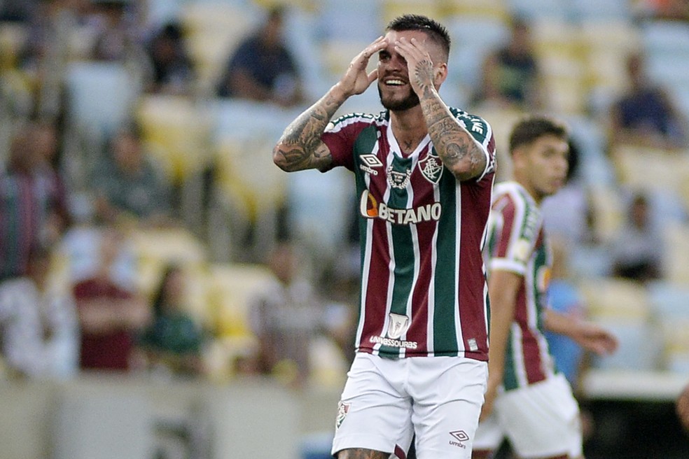 Nathan lamenta chute para fora em Fluminense x Santos — Foto: Alexandre Durão/ge