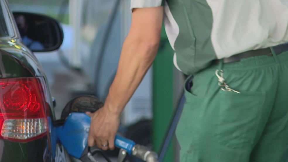 Abastecimento em posto de combustível no Distrito Federal — Foto: TV Globo/Reprodução 