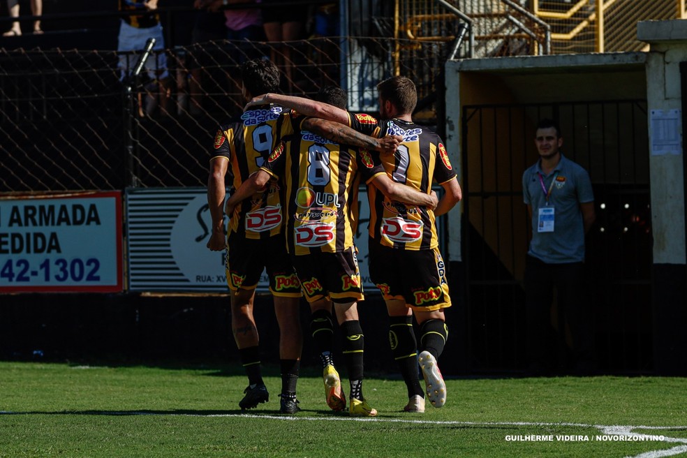 Jogadores do Novorizontino comemoram gol em jogo diante do Noroeste  — Foto: Guilherme Videira/Novorizontino