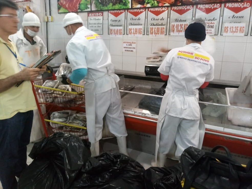 Sacos com carnes aprerendidas foram levados para incineração, segundo o Procon de Pernambuco — Foto: Procon Pernambuco/Divulgação 