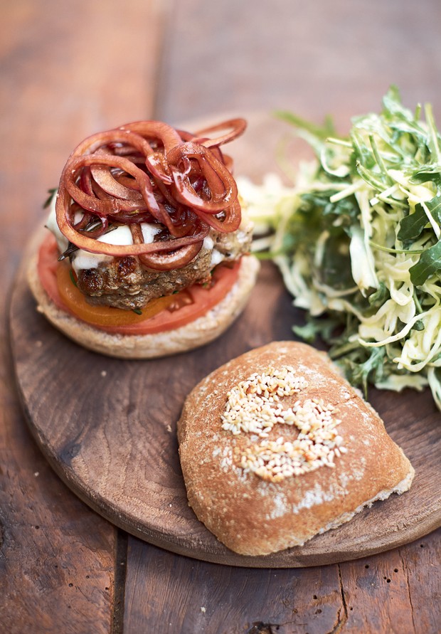 Super-hambúrgueres italianos com cebola no balsâmico, muçarela e salada (Foto: Jamie Oliver/ Divulgação)
