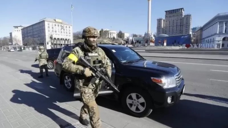 Militares patrulham as ruas de Kiev, a capital da Ucrânia (Foto: EPA via BBC)