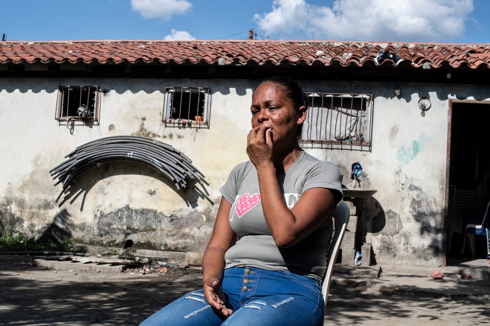 Denis Reanez, 36 anos, chora enquanto fala da morte da filha de 17 anos, Eliannys Martinez, durante entrevista em La Mision, no estado venezuelano de Portuguesa — Foto: Yuri Cortez/AFP