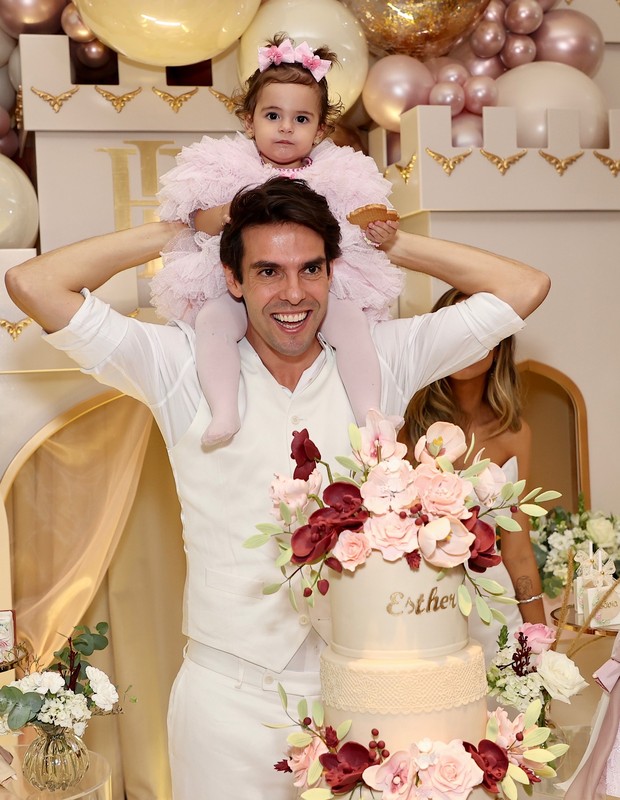 Kaká e Esther no aniversário de 1 ano da pequena (Foto: Manuela Scarpa/Brazil News)