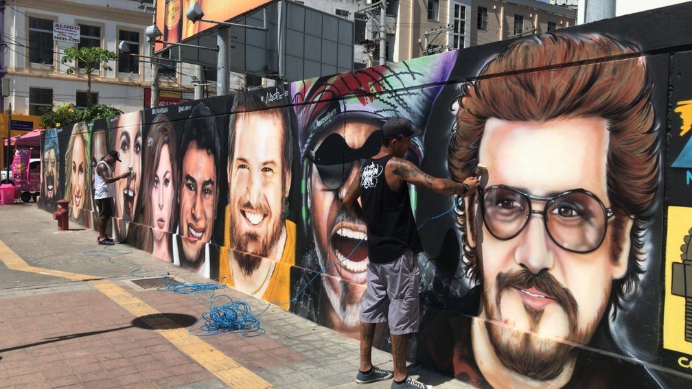 Desenhos de rostos de artistas chama a atenÃ§Ã£o no bairro da Barra, em Salvador â€” Foto: Alan Tiago Alves/G1