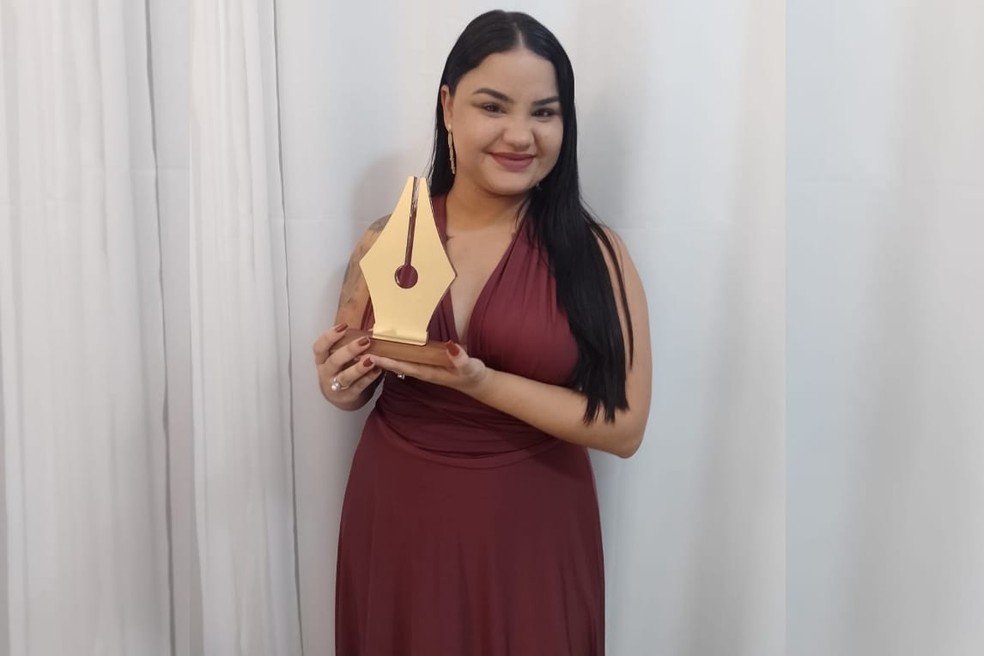 Vanessa Passos com o troféu de vencedora da 6ª edição do Prêmio Kindle de Literatura. — Foto: Arquivo pessoal