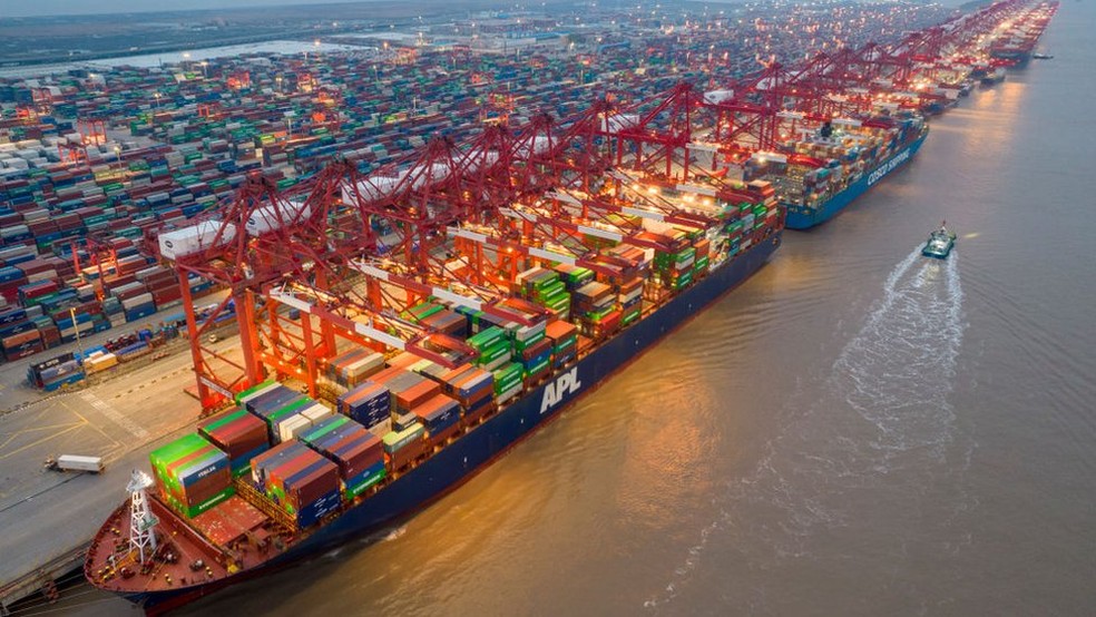 O porto de Xangai é o maior do mundo em movimentação de carga — Foto: Getty Images via BBC