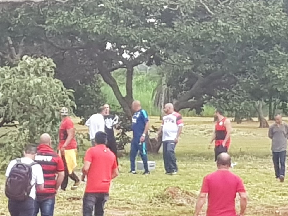 Segurança do Flamengo (de azul) repreende torcedor com drone — Foto: Fred Huber / GloboEsporte.com