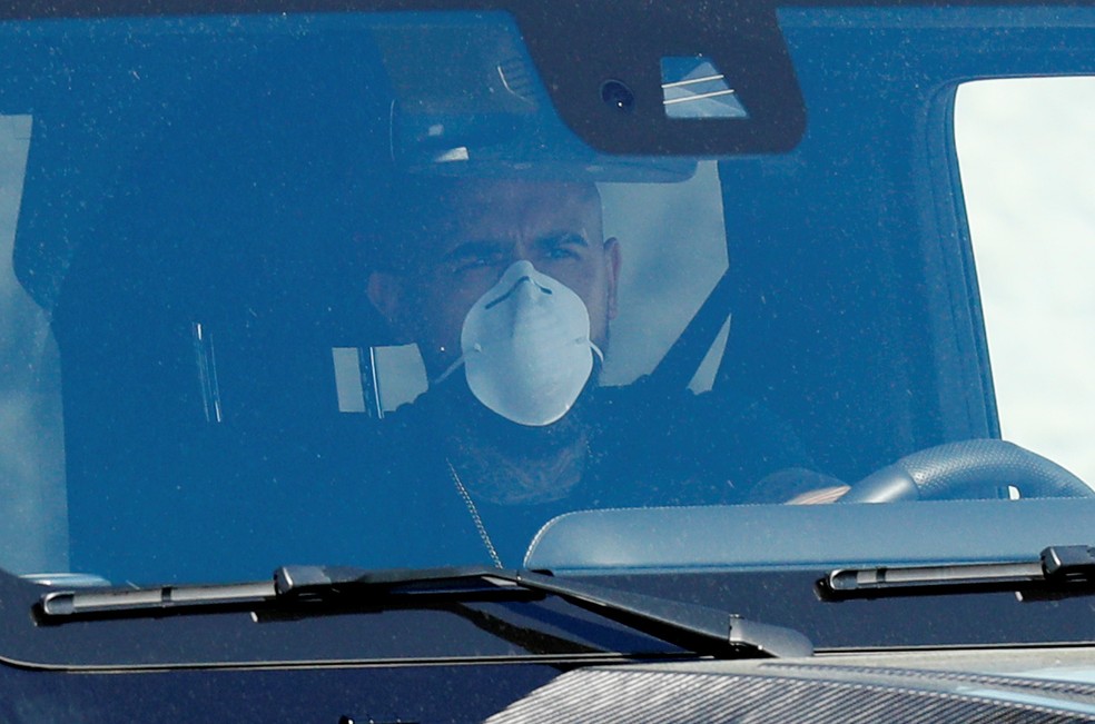 Vidal, de máscara, chega ao CT do Barcelona — Foto: REUTERS
