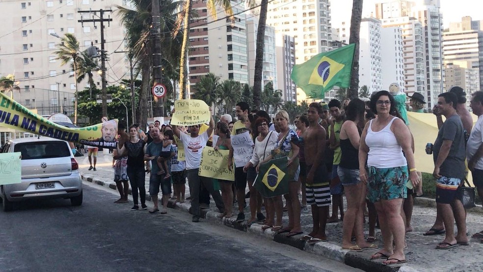 Grupo protesta em frente a triplex em Guarujá, SP (Foto: Adriana Cutino/G1)