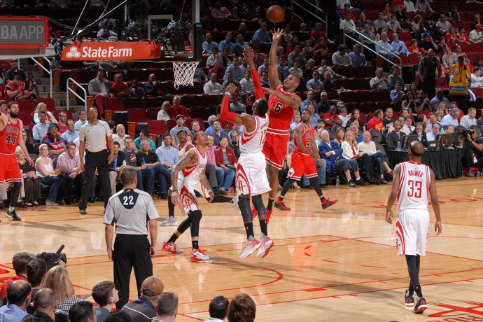 Cristiano Felício arremessa por cima da marcação de Dwight Howard (Foto: Getty Images)