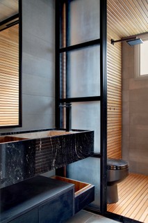 Projeto do escritório UP3 Arquitetura tem deque de madeira e porta de correr de ferro executados pela Gênova Marcenaria
