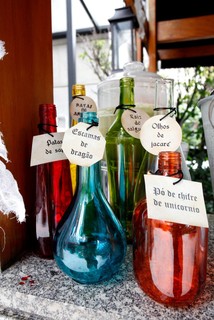 O enfeite de garrafas com vários formatos e cores traziam identificações para uma poção de bruxa assustadora (Foto: Catia Herrera e Marcelo Vita)