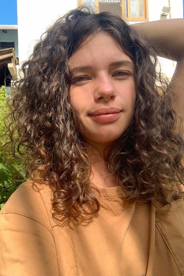 Bruna Linzmeyer aparece sem make e com o cabelo natural (Foto: Reprodução/Instagram)