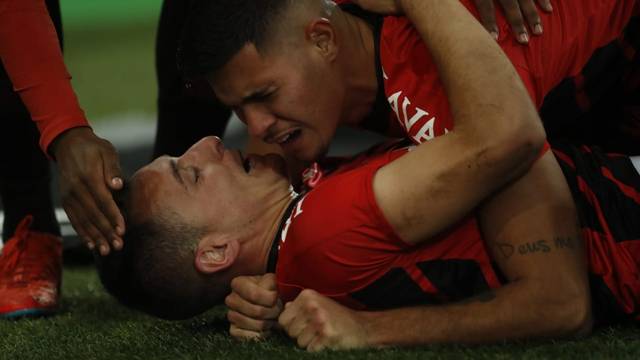 Marco Ruben e Bruno GuimarÃ£es comemoram gol do Athletico contra o GrÃªmio na Copa do Brasil