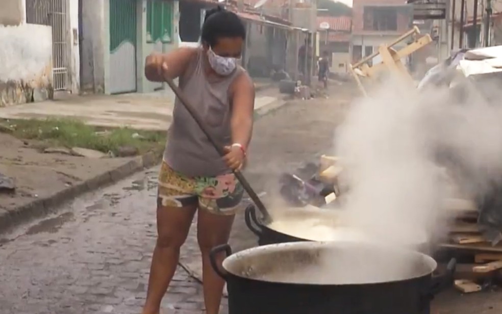 Iraci Conceição, cozinhando amendoim no bairro Queimadinha, em Feira de Santana — Foto: Reprodução/TV Subaé