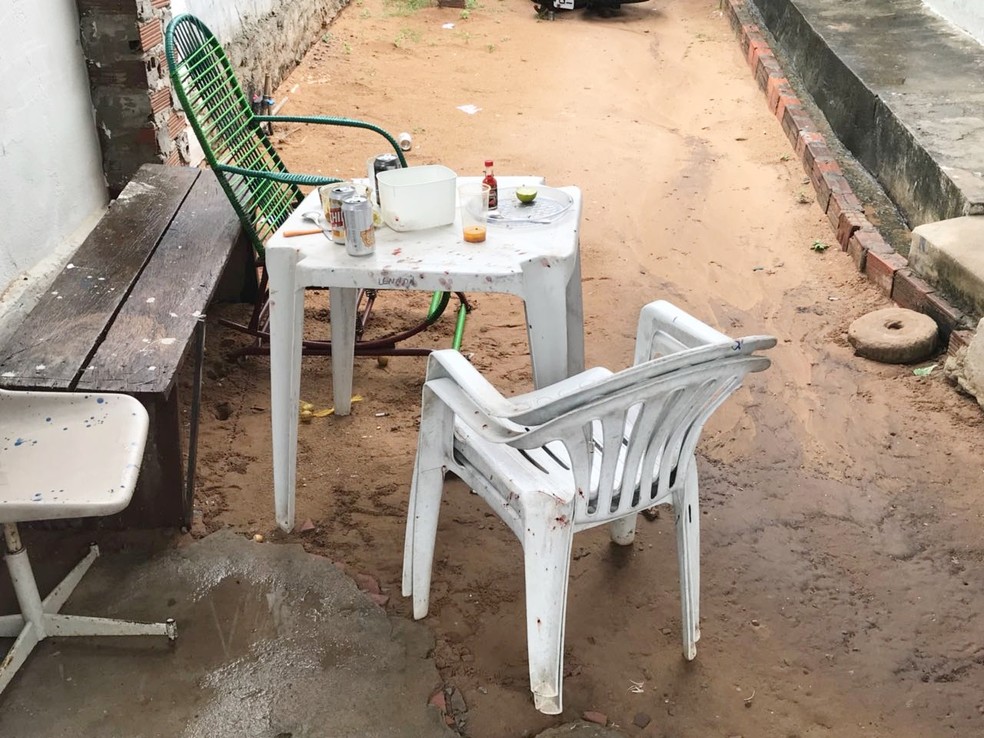 Policial estava na varanda da casa de um amigo, assistindo uma partida de futebol na TV, quando os criminosos chegaram  (Foto: Kléber Teixeira/Inter TV Cabugi)