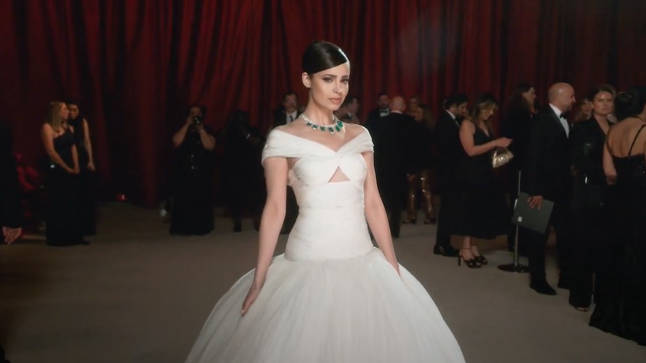 Sofia Carson usou colar da marca Chopard com sete esmeraldas de 122 quilates e diamantes de 92 quilates no Oscar 2023