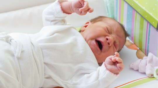 Como diferenciar o choro de cólica do bebê?