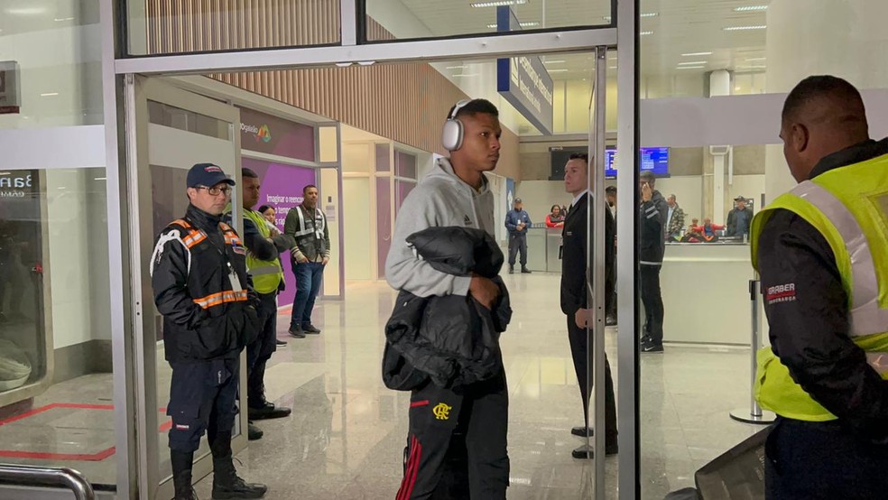 Matheus Fran&ccedil;a no desembarque do Flamengo &mdash; Foto: Leticia Marques