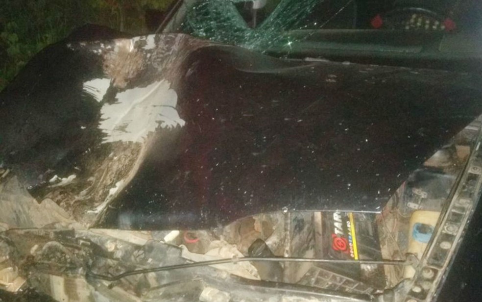 Carro teve frente destruÃ­da (Foto: Site Bahia10/Rodrigo Maia)