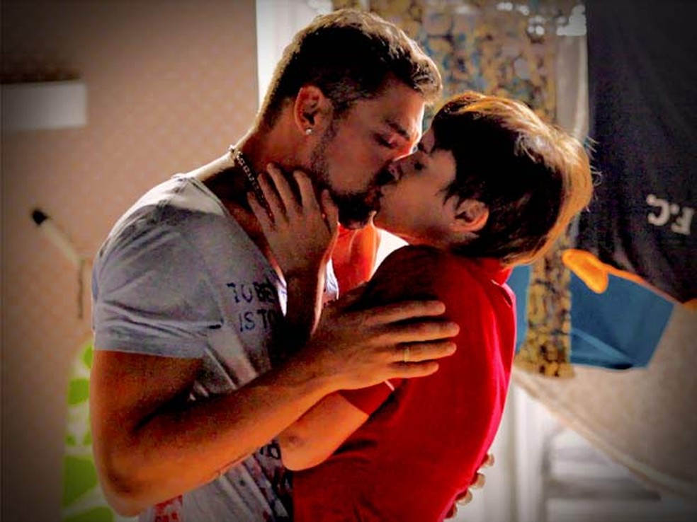 Jorginho e Nina se beijam na cozinha da mansão — Foto: Globo