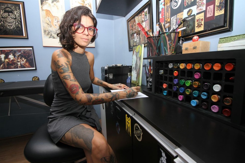 Fernanda Souza já foi vítima de violência sexual e deseja ajudar outras mulheres através de seu trabalho como tatuadora (Foto: Marlon Costa/Pernambuco Press)