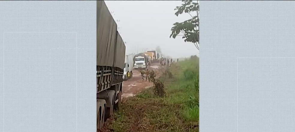 Vários caminhoneiros não conseguiram seguir viagem devido ao congestionamento — Foto: Reprodução