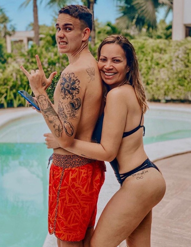 Rafael, filho de Solange Almeida, com a mãe na piscina (Foto: Reprodução/Instagram)