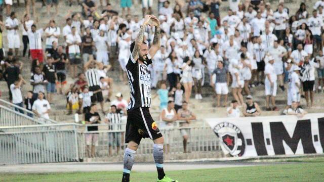 Clayton comemora um dos gols da vit�ria. Meia � o artilheiro do Campeonato Paraibano com quatro gols