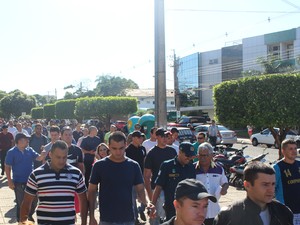 Policiais foram até Fórum em apoio a colegas presos após denúncia de agressão (Foto: Gabriela Pavão/ G1 MS)