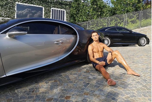 O jogador de futebol português Cristiano Ronaldo com alguns dos carros de sua coleção (Foto: Instagram)