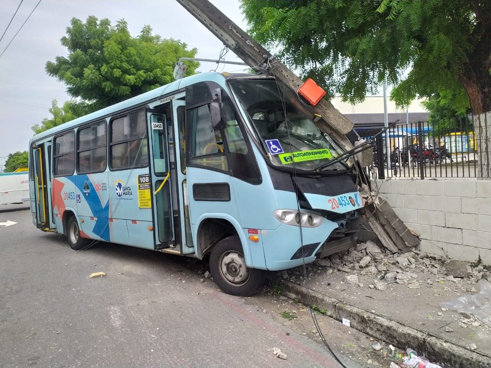 Ônibus colide em poste e deixa região sem energia, em Fortaleza. Motorista sofreu ferimentos leves. — Foto: Halisson Ferreira/TV Verdes Mares