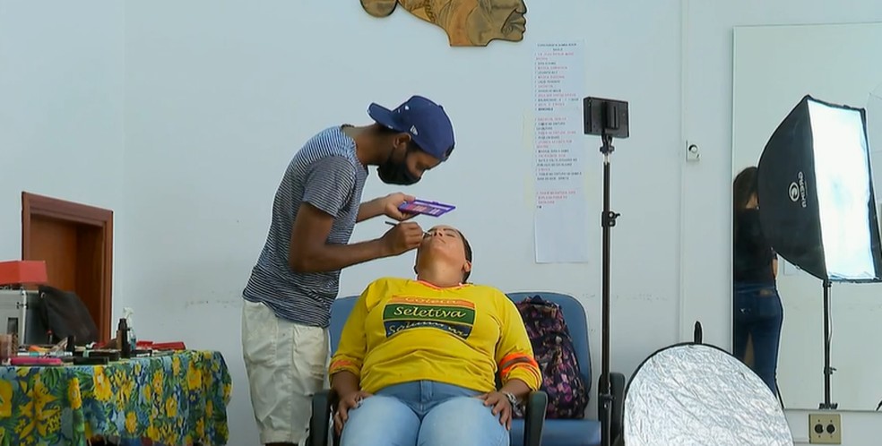 Centro de Referência Afro oferece dia de beleza para coletoras de recicláveis de Araraquara — Foto: Reprodução/EPTV