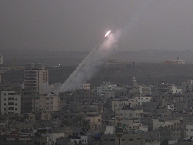 Militantes palestinos dispararam um foguete em Tel Aviv, que foi interceptado no ar por recém-implantada bateria anti-míssil israelense e não causou vítimas ou danos, disse a polícia (Foto: Majdi Fathi/Reuters)
